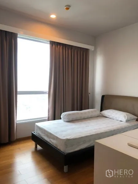 公寓 出租在Khlong San, Bangkok - 明亮卧室，单人床，大窗与窗帘，木地板。