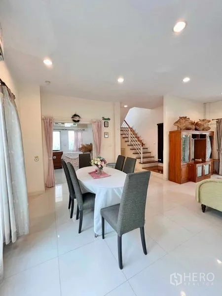 บ้าน ให้เช่าในLat Krabang, Bangkok - โถงนั่งเล่น–รับประทานอาหารกว้าง เพดานฝังไฟ มองเห็นบันได