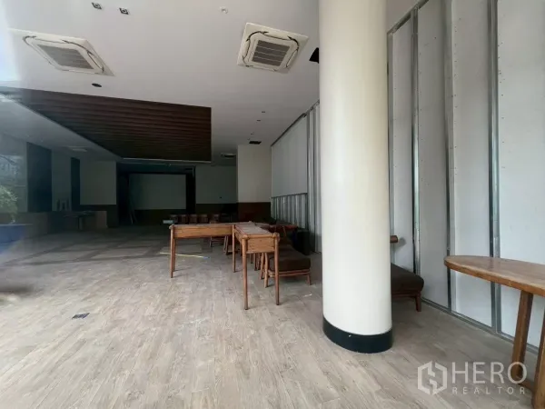 零售空间 出租 - 进深空间，木格天花与投影墙，适合二次装修与品牌展示。