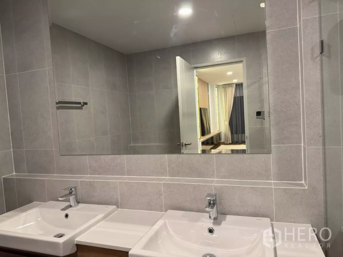 บ้าน ให้เช่าในBang Phli, Samut Prakan - ห้องน้ำอ่างล้างหน้าแบบคู่ กระจกบานใหญ่ และกระเบื้องโทนเทา