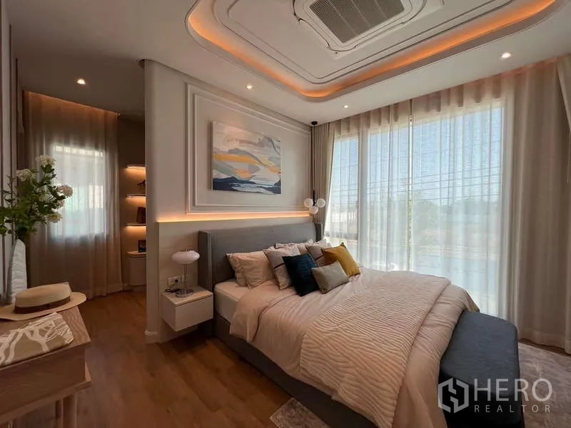 บ้าน ขายในSaphan Sung, Bangkok - ห้องนอนใหญ่ หน้าต่างบานกว้าง ฝ้าซ่อนไฟ เตียงบุนุ่ม และม่านทิ้งตัว