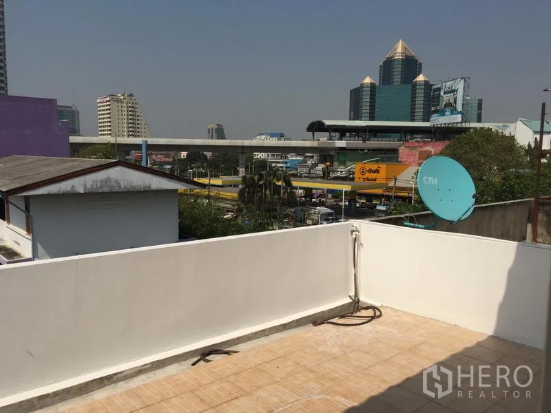 Townhouse for rent in Chatuchak, Bangkok - Private rooftop terrace with city skyline and transit line views over Chatuchak.