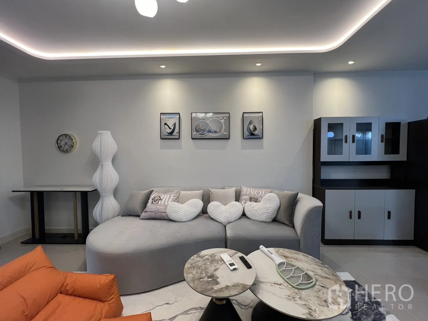 联排别墅 for rent in Bang Phli, Samut Prakan - 舒适客厅，弧形沙发、茶几与内置柜体。