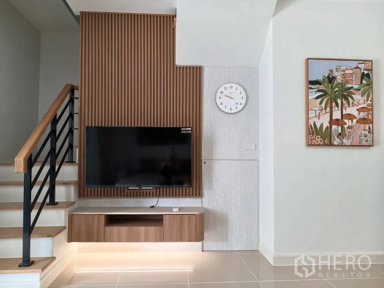 ทาวน์เฮาส์ for rent in Bang Phli, Samut Prakan - ทีวีติดผนังบนฉากไม้ครีบข้างบันได พร้อมชั้นวางสื่อแขวนลอย