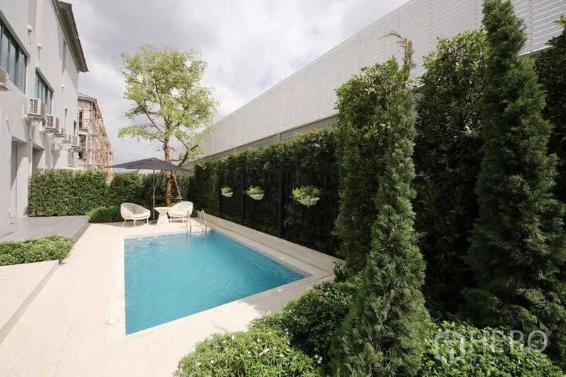 บ้าน ขายในPrawet, Bangkok - สระว่ายน้ำสไตล์พลันจ์ล้อมด้วยแนวไม้พุ่มสูงและที่นั่งกลางแจ้ง