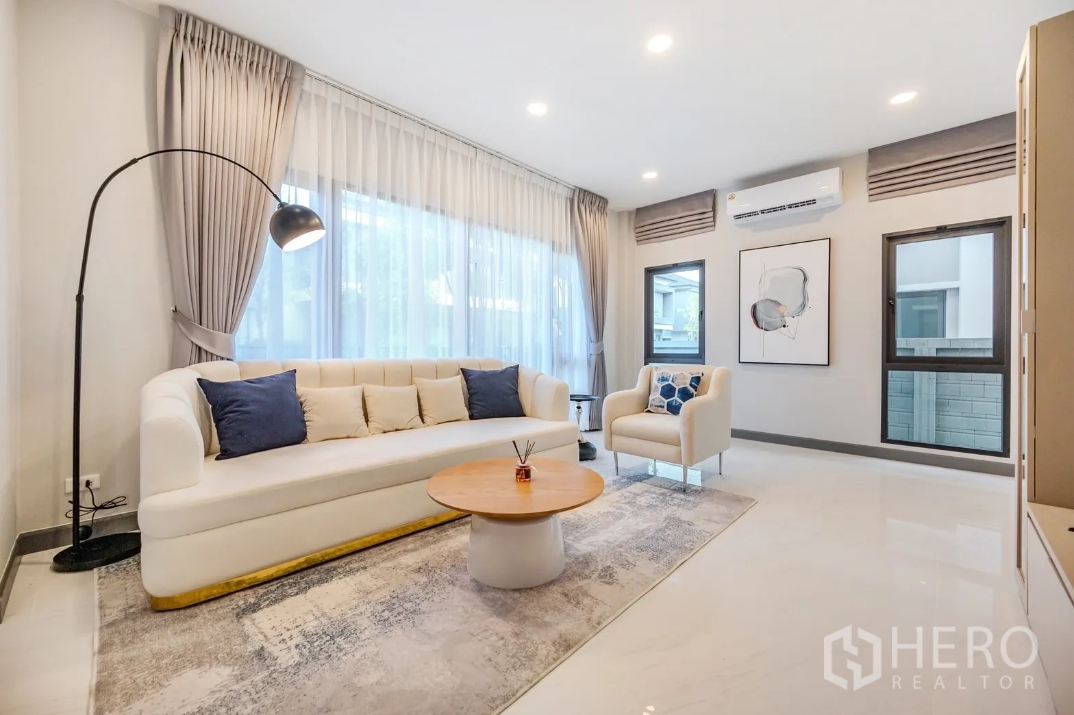 Detached House for rent in Bang Phli, Samut Prakan - Cozy lounge area with sheer curtains, floor lamp and plush seating