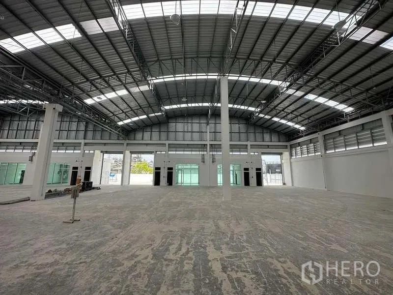 Factory for rent in Khlong Luang, Pathum Thani - Spacious production hall with high steel roof, skylights and open clear-span floor.
