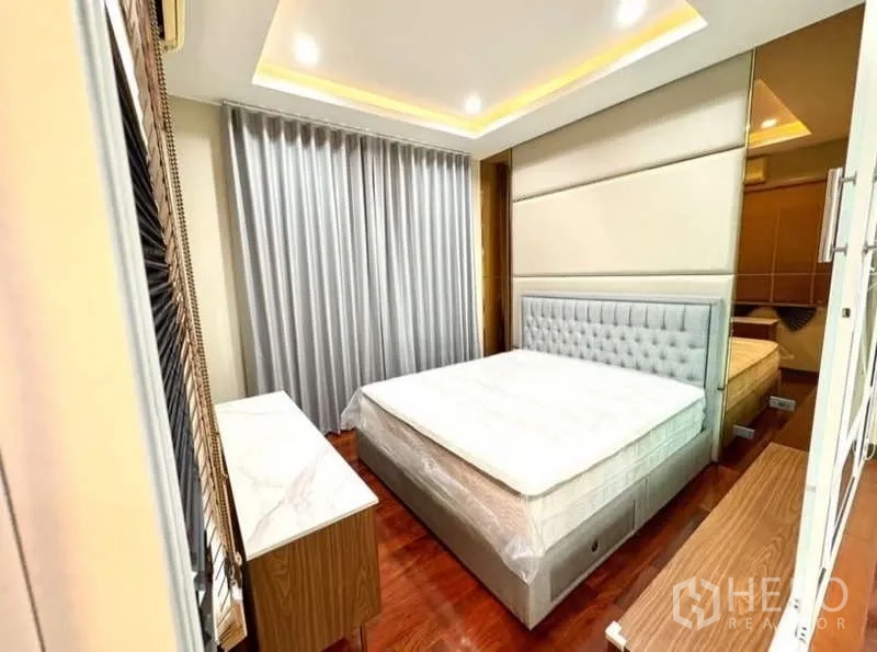 บ้าน ให้เช่าในPhasi Charoen, Bangkok - ห้องนอนตกแต่งพร้อมเตียง หัวเตียงบุ และไฟซ่อนฝ้า