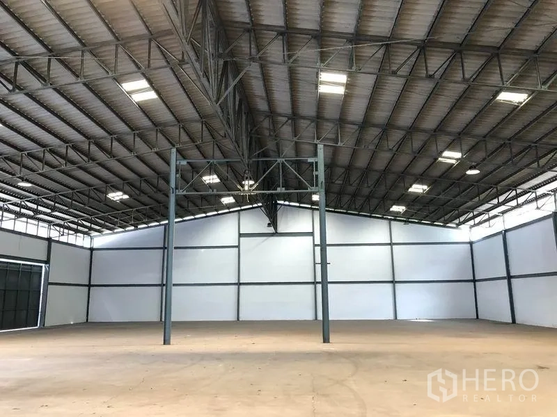 Warehouse for rent in Khlong Luang, Pathum Thani - Open warehouse space showing steel columns, high roof and even lighting.