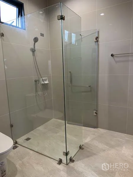Factory for rent or sale in Lam Luk Ka, Pathum Thani - Bathroom with glass-enclosed shower and handheld spray.