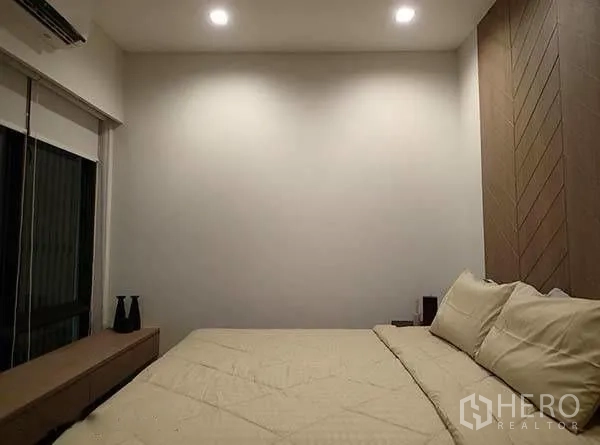 ทาวน์เฮาส์ for rent in Watthana, Bangkok - ห้องนอนที่สองเตียงคู่ แสงไฟนุ่มนวลและตกแต่งแบบมินิมอล