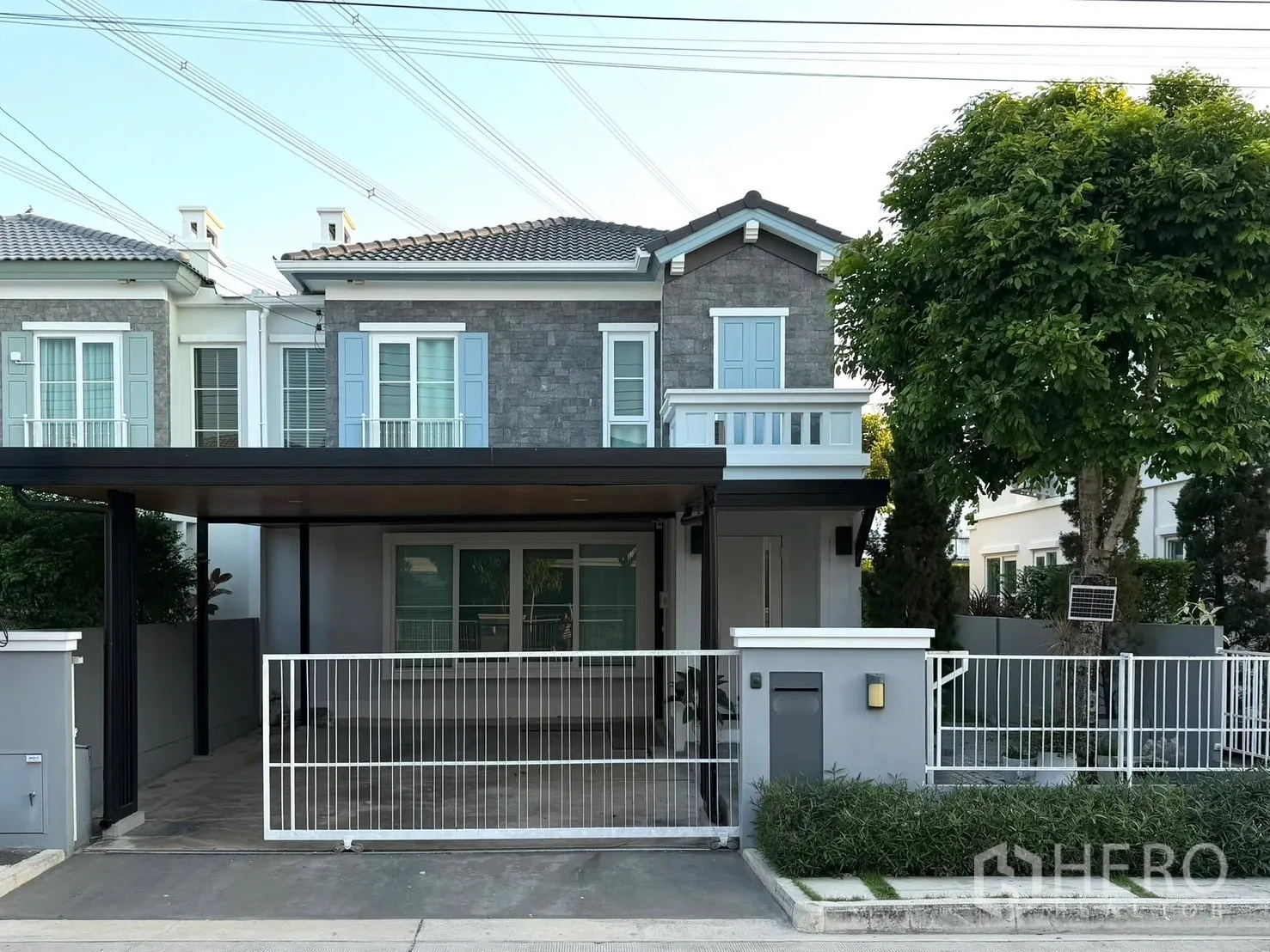 半独立式住宅 for rent in Prawet, Bangkok - 半独立别墅外立面，带前院栅栏与有顶车棚