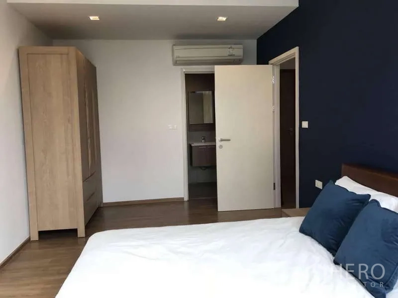 公寓 出租在Watthana, Bangkok - 主卧朝套卫与衣柜的角度。