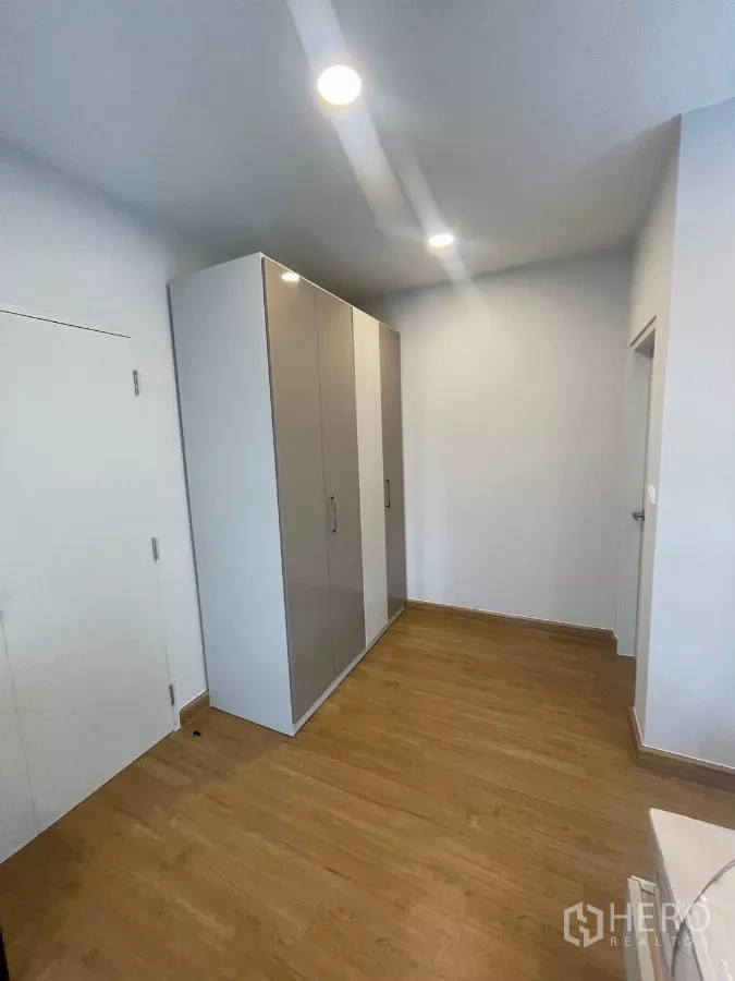 Detached House for rent in Bang Phli, Samut Prakan - Spare room or study with wardrobe and wood floors.