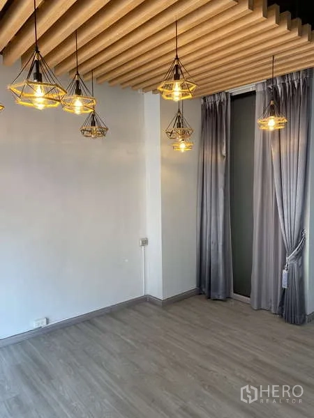 สำนักงานที่บ้าน ให้เช่าหรือขาย - ห้องอบอุ่นด้วยโคมแขวนกลุ่ม ฝ้าไม้ระแนง ผ้าม่านสีเทา และพื้นไม้