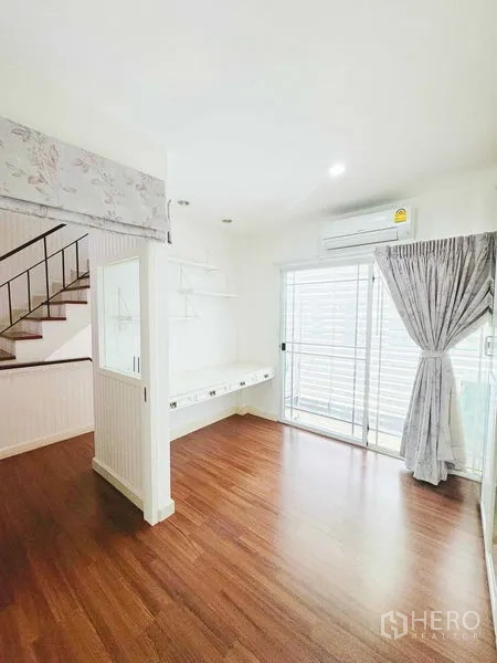 Townhouse for rent in Phra Khanong, Bangkok - Multipurpose room with balcony access and built-in shelves.