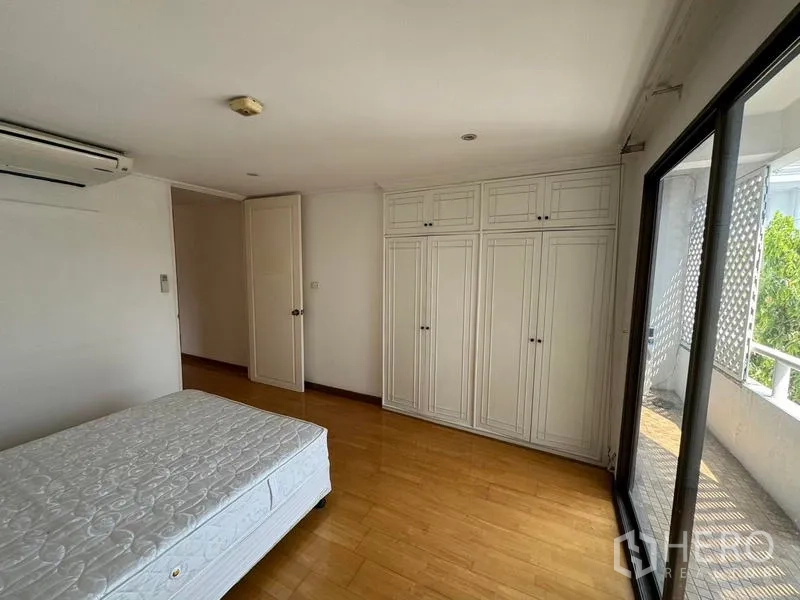 公寓 出租在Yan Nawa, Bangkok - 第二卧室带内嵌衣柜，推拉门通向阳台。