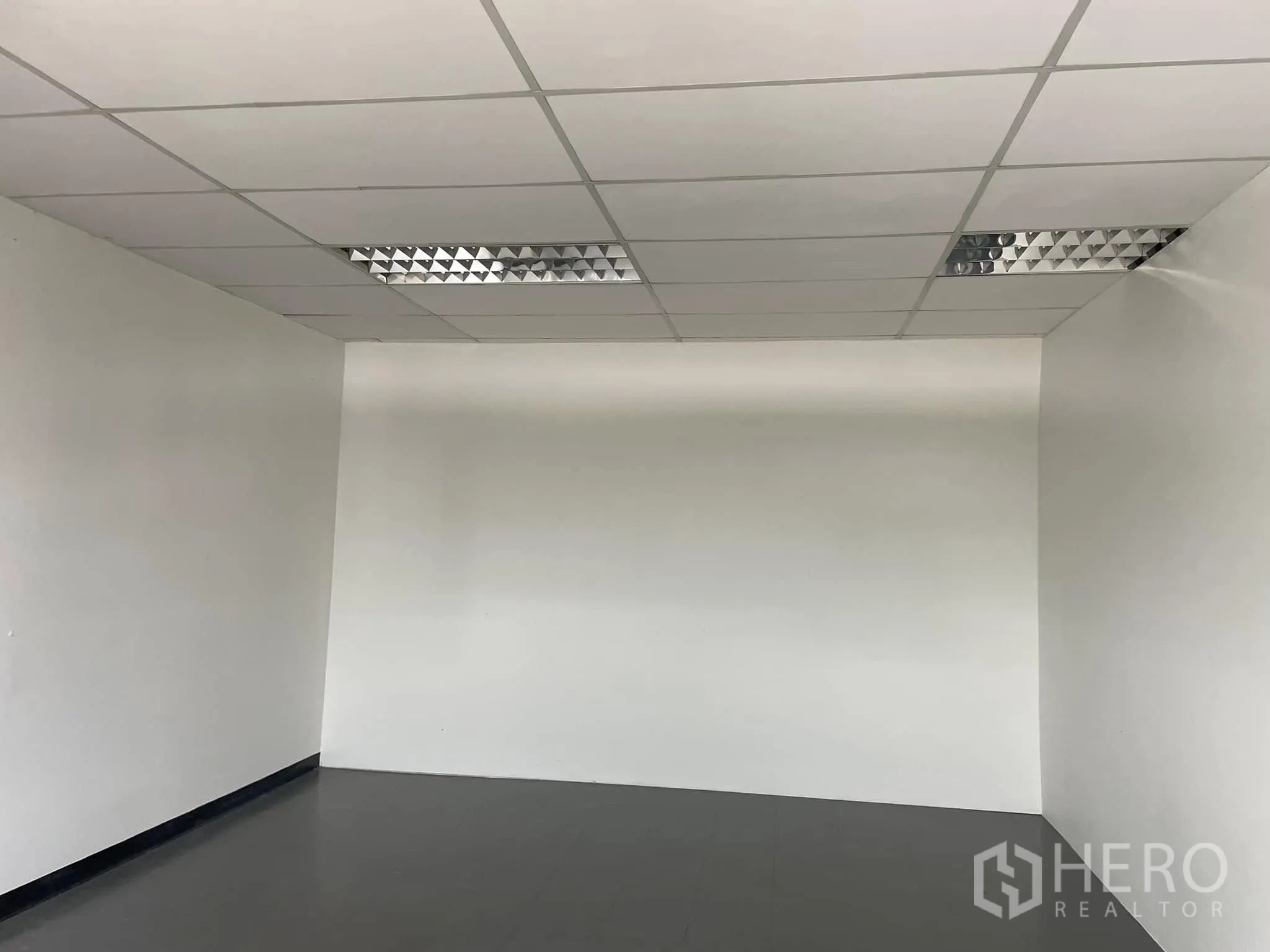 办公室 for rent in Lat Phrao, Bangkok - 空置房间，采用吊顶与荧光灯面板。
