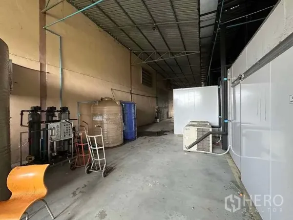 货栈 出租在Khlong Luang, Pathum Thani - 侧侧工业通道，设有净水储罐、管线与公用设备。
