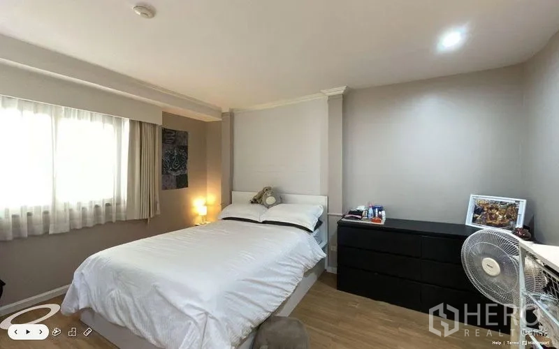公寓 出售在Watthana, Bangkok - 明亮卧室，双人床、带窗帘的窗户与黑色斗柜。