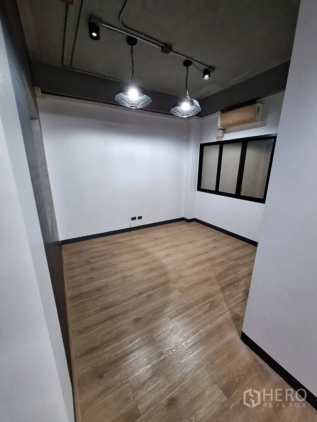 สำนักงาน ให้เช่า - โถงต้อนรับพร้อมชั้นวางบิลท์อิน ผนังสีฟ้า และไฟส่องสว่าง