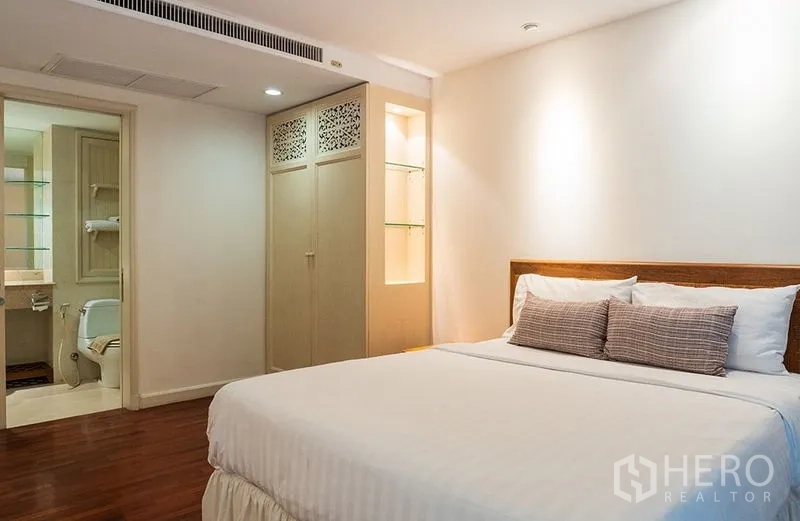 房间 出租在Bang Rak, Bangkok - 次卧配大床、衣柜，并带卫浴入口。