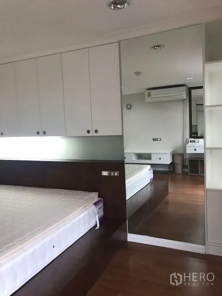 คอนโด ขายในWatthana, Bangkok - ห้องนอนหลักมีตู้บิวท์อิน กระจกบานใหญ่ และพื้นไม้