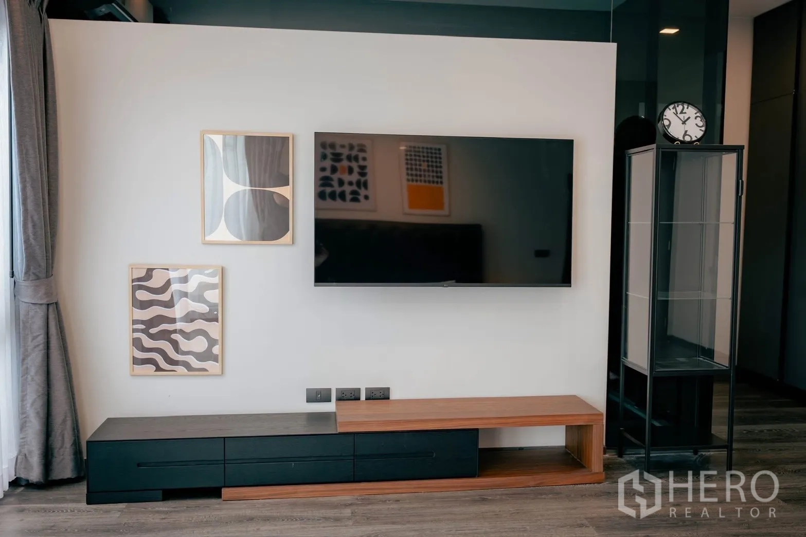 Detached House for rent or sale in Bang Phli, Samut Prakan - Wide view of bedroom TV wall with glass display cabinet.