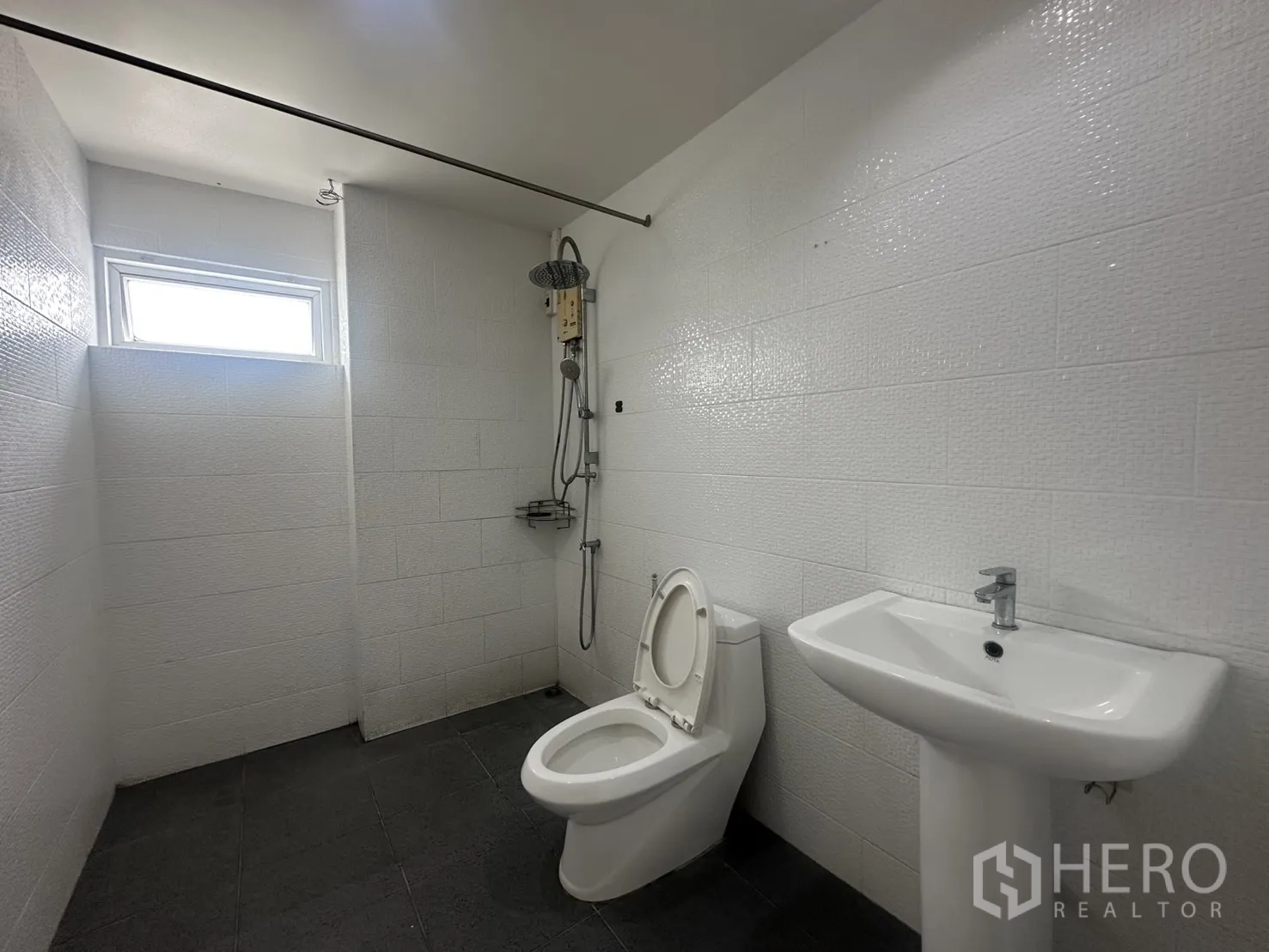 โฮมออฟฟิศ for rent in Watthana, Bangkok - ห้องน้ำพร้อมพื้นที่อาบน้ำ ฝักบัว โถสุขภัณฑ์ และอ่างตั้งพื้น.