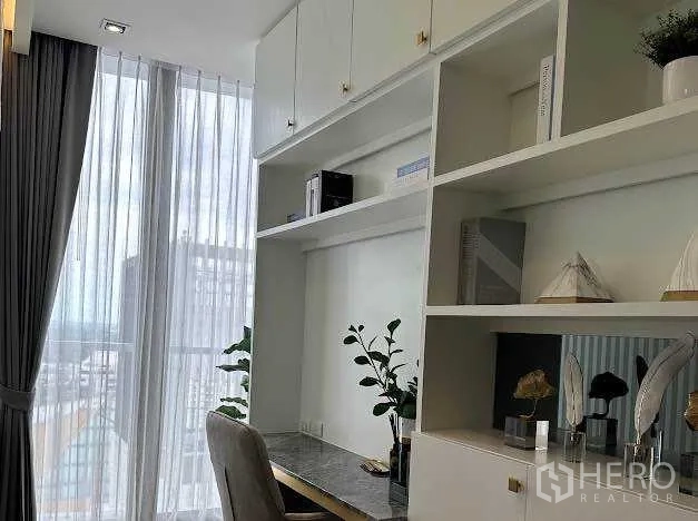 คอนโด ขายในKhlong Toei, Bangkok - มุมทำงานที่บ้าน ชั้นลอย โต๊ะทำงาน และมองเห็นระเบียง