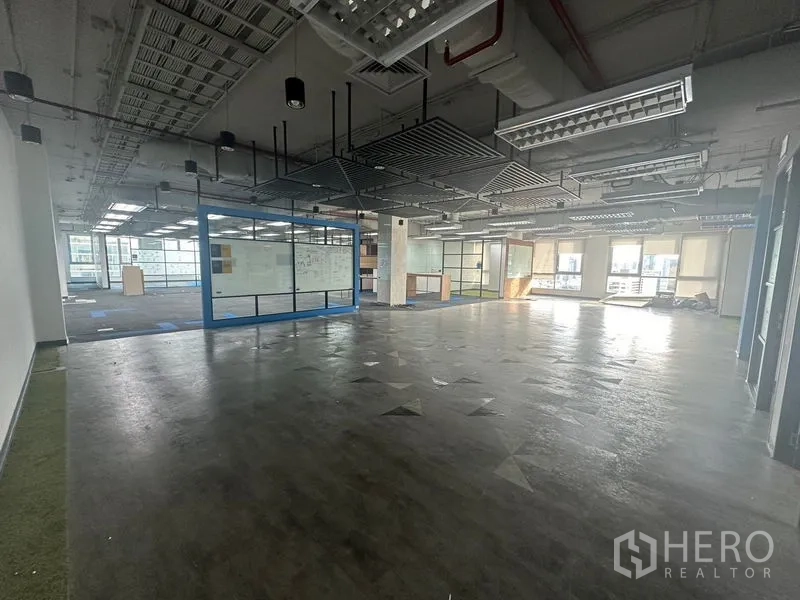 办公空间 出租在Bang Rak, Bangkok - 大型工作区，蓝色框架玻璃房与充足采光。