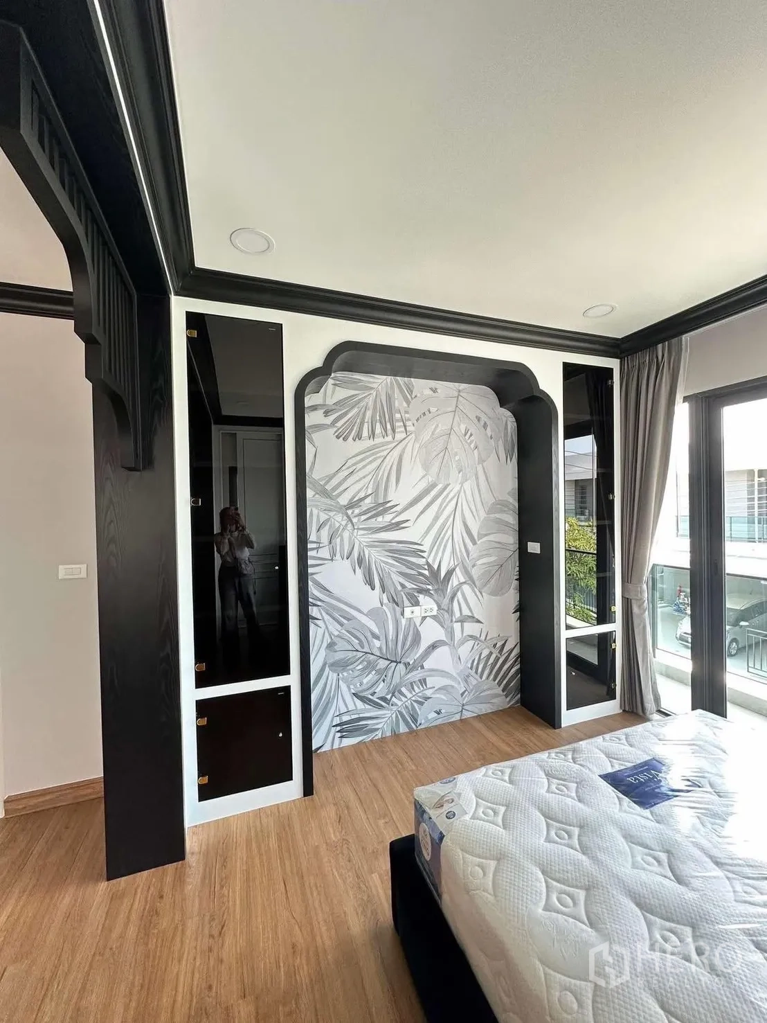 独栋房屋 for rent in Bang Phli, Samut Prakan - 卧室一角，图案床头墙、木地板和落地窗。