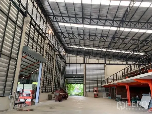 คลังสินค้า ให้เช่าในLak Si, Bangkok - ภายในโกดังเพดานสูง โครงสร้างเหล็ก มีช่องแสงบนหลังคา พื้นคอนกรีต และชั้นลอยเก็บของ