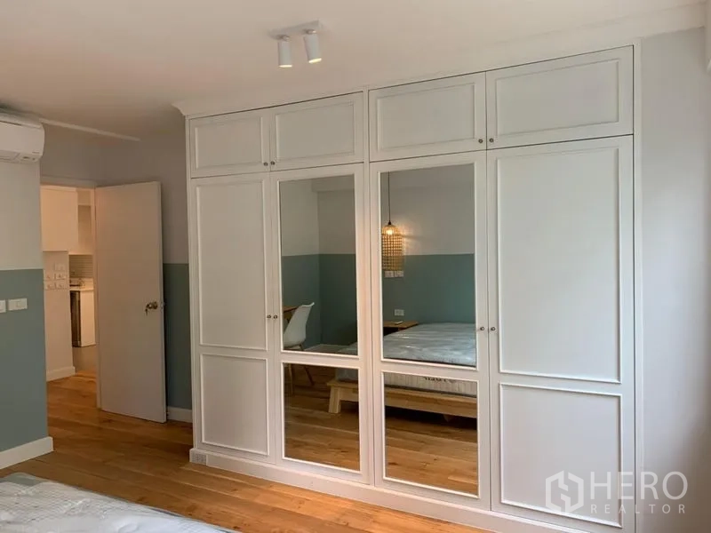 Condominium for sale in Watthana, Bangkok - Built-in white wardrobes with mirrored doors in the bedroom.