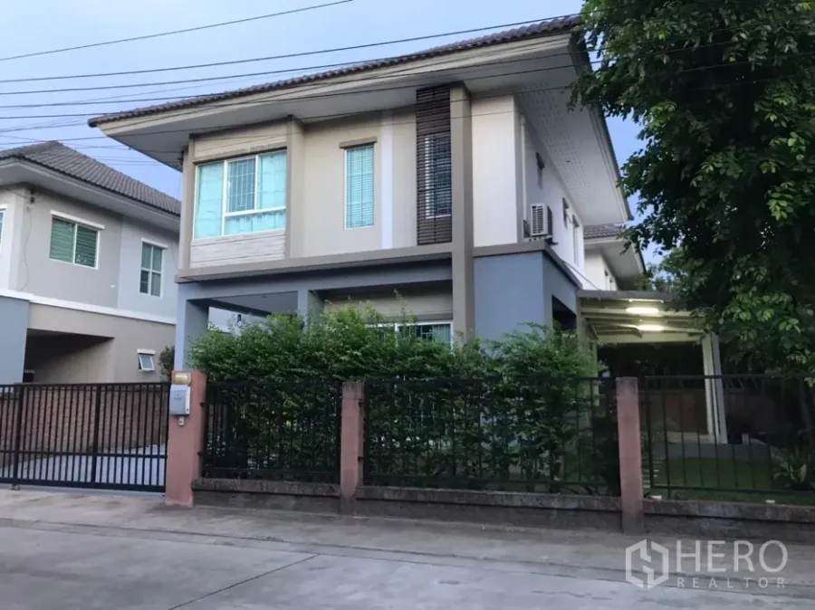 Detached House for rent in Saphan Sung, Bangkok - Two-storey detached house with gated fence, mature trees and modern facade in a quiet neighborhood.