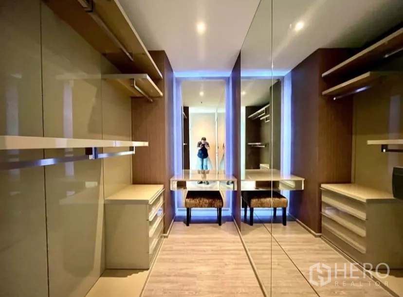 คอนโด ให้เช่าในWatthana, Bangkok - ห้องแต่งตัววอล์กอิน ตู้กระจก ชั้นเก็บของ และโต๊ะเครื่องแป้งมีแสงไฟ