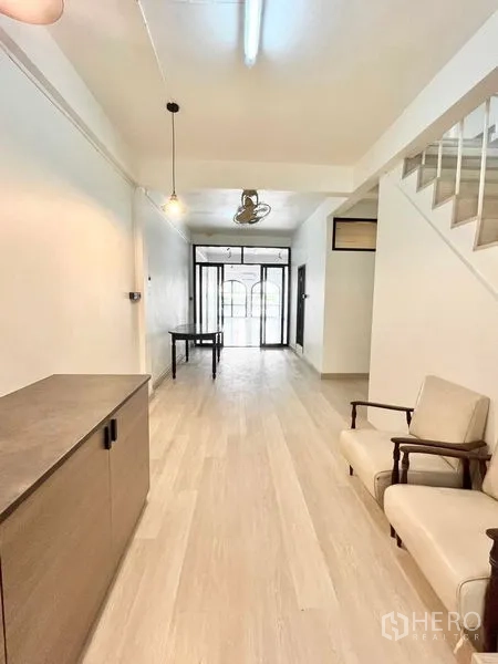 带办公室的家 出租在Khlong Toei, Bangkok - 客厅/会议区，浅色地板、吊灯与玻璃门面