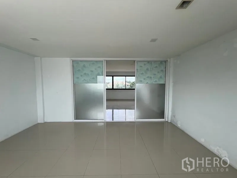 货栈 出租在Bang Phli, Samut Prakan - 空旷办公室，磨砂玻璃推拉门分区，亮面地砖。