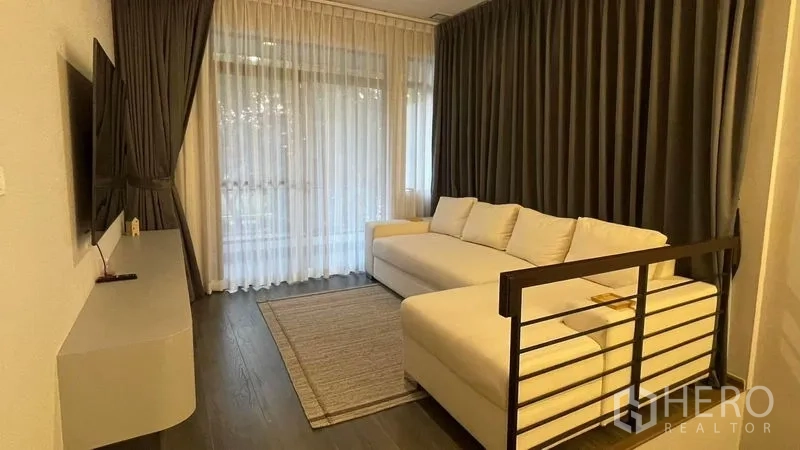 独立式住宅 出租在Bang Phli, Samut Prakan - 二楼家庭厅，白色转角沙发与窗帘