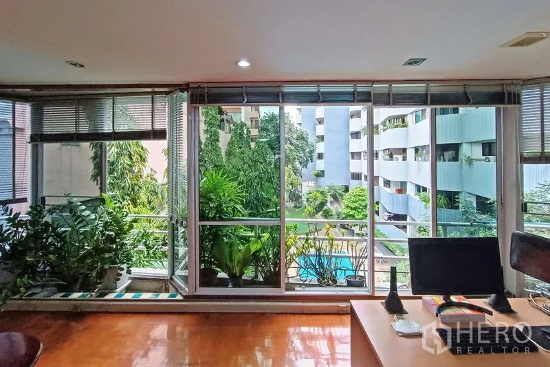 คอนโด ขายในBangkok - มุมทำงานติดหน้าต่างบานใหญ่ มองเห็นสวนเขียวและสระว่ายน้ำ