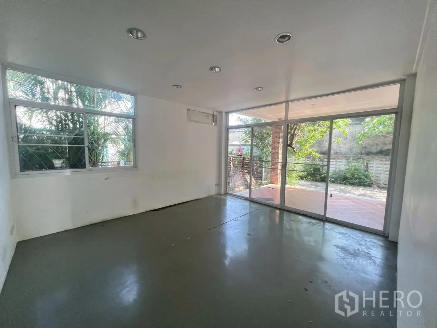 บ้านเดี่ยว for rent in Watthana, Bangkok - ห้องชั้นล่างมีประตูบานเลื่อนเปิดสู่เฉลียง และหน้าต่างด้านข้าง