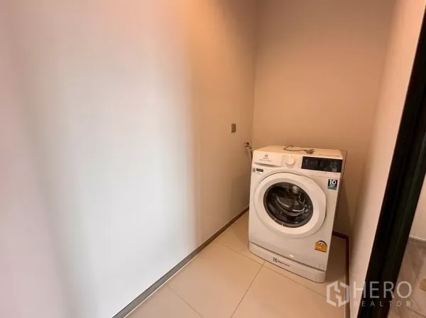 公寓 出租在Chatuchak, Bangkok - 洗衣区放置前开门洗衣机。