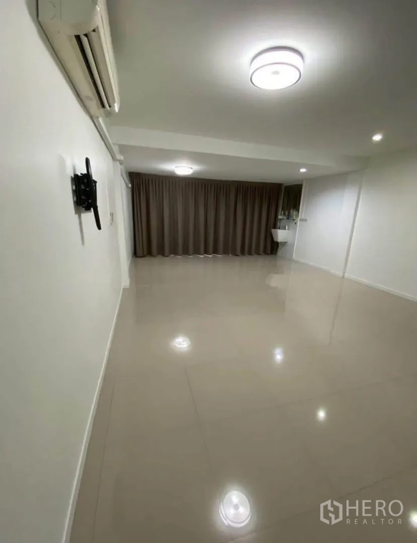 ทาวน์เฮาส์ for rent in Phra Khanong, Bangkok - ห้องขนาดใหญ่ปูพื้นกระเบื้อง มีเครื่องปรับอากาศ ไฟเพดาน และผ้าม่านยาว