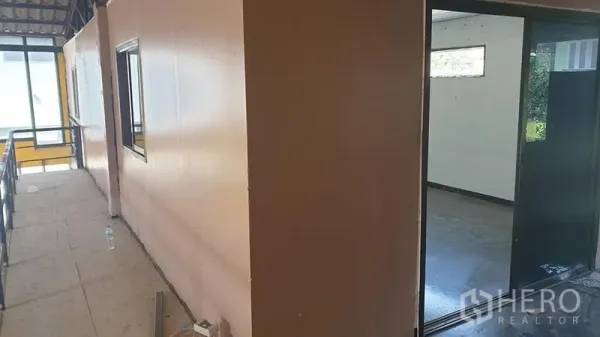 货栈 出租在Huai Khwang, Bangkok - 夹层走廊，分隔的办公室与金属栏杆