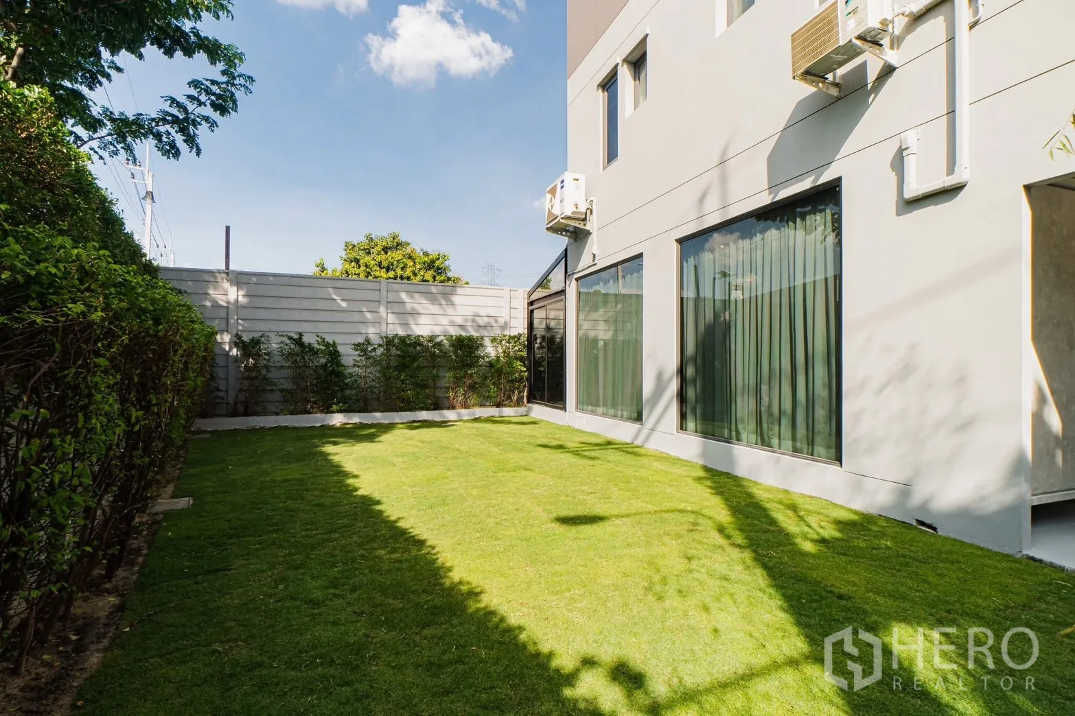 Detached House for rent or sale in Prawet, Bangkok - Private lawn along house with large windows and boundary wall