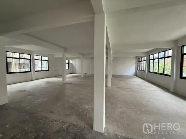 Office Space for rent in Bang Rak, Bangkok - Open-plan office floor with white columns and large windows in Silom, Bangkok.