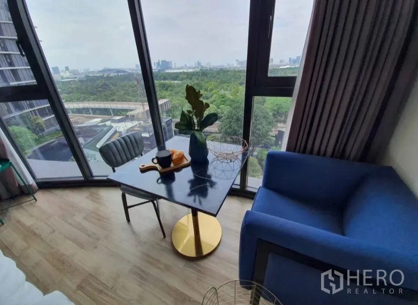คอนโด for rent in Chatuchak, Bangkok - มุมนั่งเล่นริมหน้าต่างพาโนรามาพร้อมโต๊ะเล็กและอาร์มแชร์