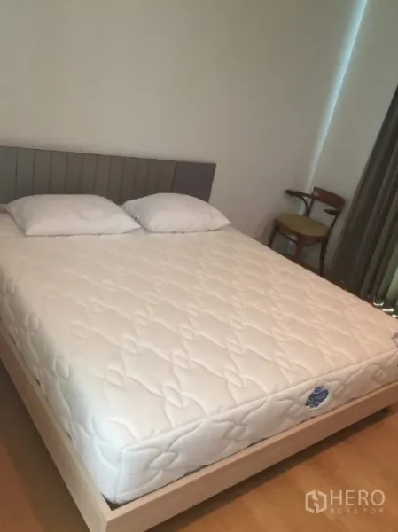 公寓 出租在Bang Kho Laem, Bangkok - 明亮卧室配大床、床垫与落地窗帘的曼谷公寓。