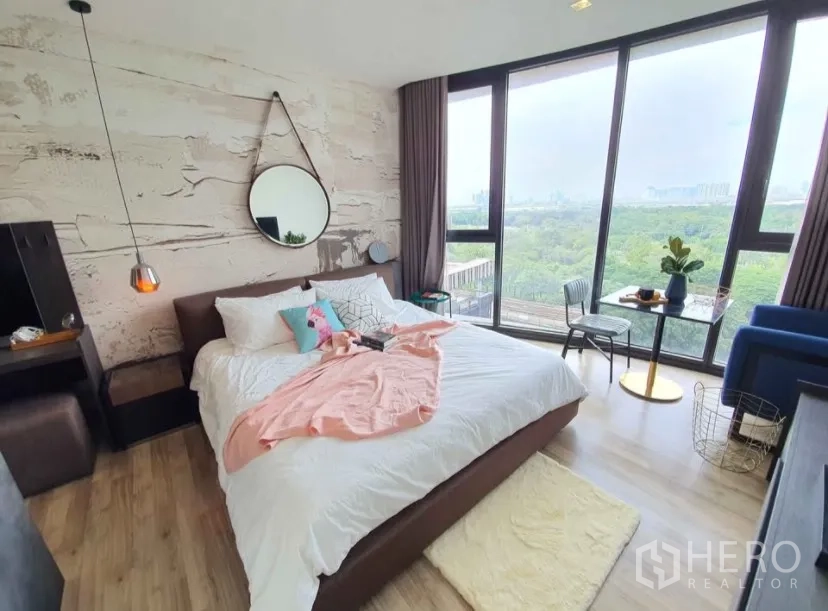 คอนโด for rent in Chatuchak, Bangkok - ห้องนอนกว้างมีผนังตกแต่ง โคมแขวน และหน้าต่างสูงเต็มบาน