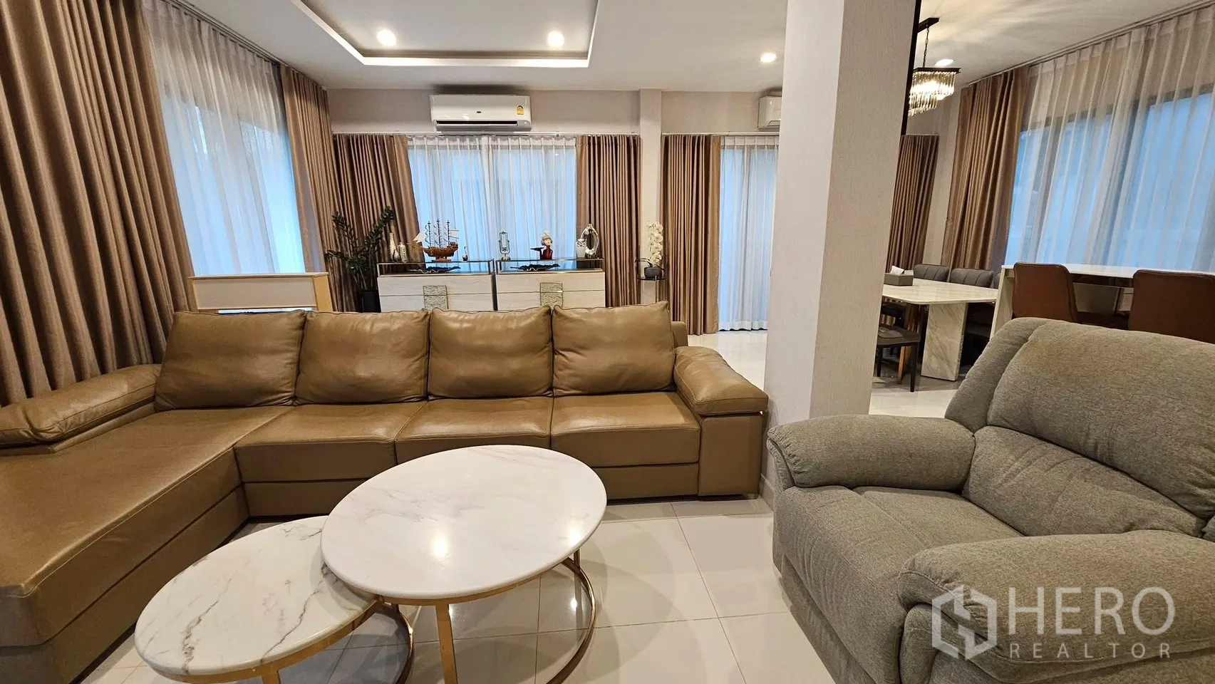 Detached House for rent in Saphan Sung, Bangkok - Spacious living area with sectional leather sofa and coffee tables.